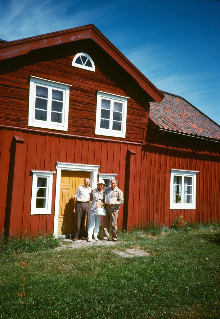 Morastugan. Exteriör med hembygdsföreningens arbetsutskott. June, 1984
