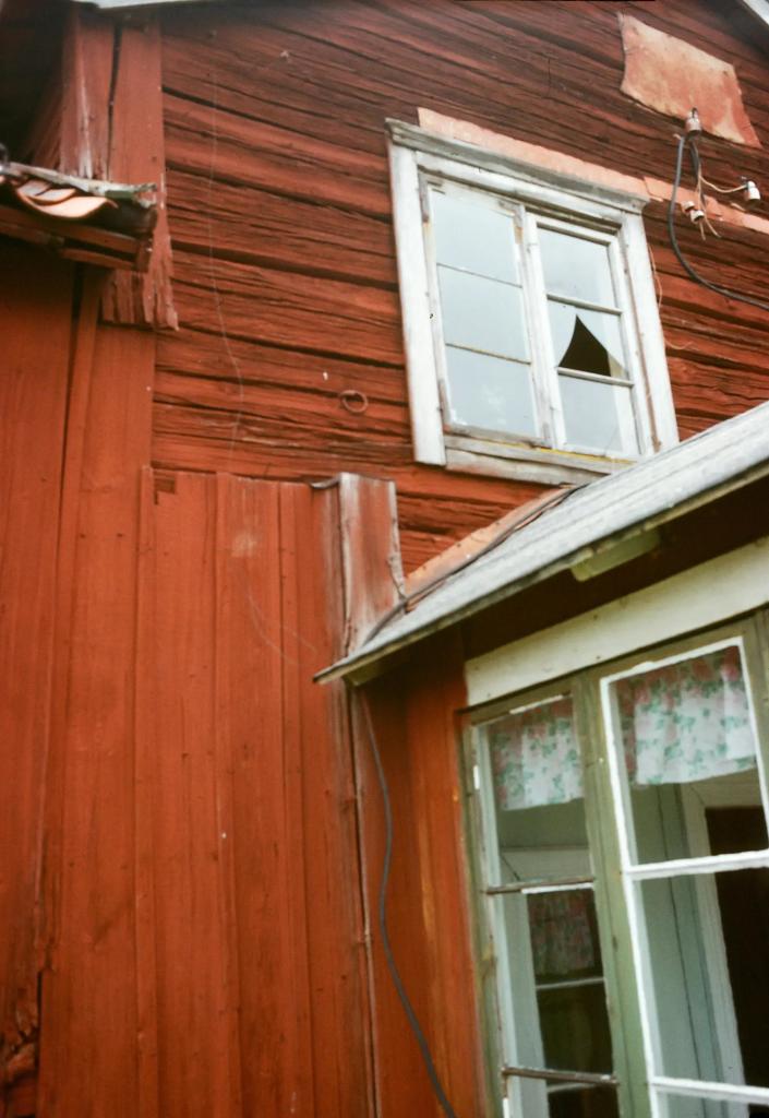 Morastugan. Fäste för bröllopsstänger på sydfasaden. August 9, 1979